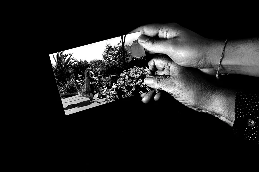Tienimi per mano è una piccola raccolta di fotografie realizzate con e dedicato a mia nonna. In mostra all'OFF del FotoConfronti e del Photolux di Lucca.